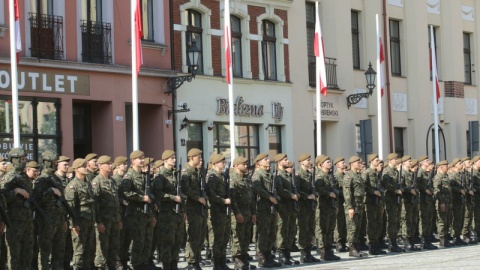 Blisko 150 żołnierzy Wojsk Obrony Terytorialnej złożyło przysięgę na toruńskim Rynku Nowomiejskim. /fot. torun.pl