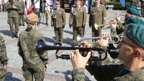 Blisko 150 żołnierzy Wojsk Obrony Terytorialnej złożyło przysięgę na toruńskim Rynku Nowomiejskim. /fot. torun.pl