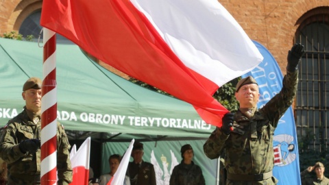 Blisko 150 żołnierzy Wojsk Obrony Terytorialnej złożyło przysięgę na toruńskim Rynku Nowomiejskim. /fot. torun.pl