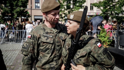 Blisko 150 żołnierzy Wojsk Obrony Terytorialnej złożyło przysięgę na toruńskim Rynku Nowomiejskim. /fot. Dowództwo WOT