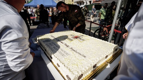 Blisko 150 żołnierzy Wojsk Obrony Terytorialnej złożyło przysięgę na toruńskim Rynku Nowomiejskim. /fot.Dowództwo WOT