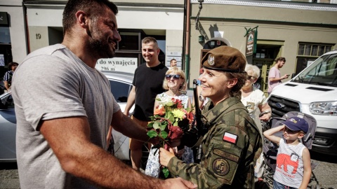 Blisko 150 żołnierzy Wojsk Obrony Terytorialnej złożyło przysięgę na toruńskim Rynku Nowomiejskim. /fot.Dowództwo WOT