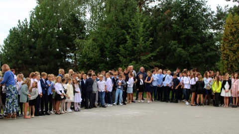 Szkoła Podstawowa imienia Leona Wyczółkowskiego we Wtelnie świętowała 1 września nie tylko nowy rok szkolny, ale i otwarcie boiska do piłki nożnej z zapleczem socjalnym. Boisko udało się zbudować dzięki między innymi pomocy Zarządu Gminy Koronowo oraz poseł Ewy Kozaneckiej, która była na uroczystym otwarciu./fot. Agnieszka Obrocka-Hoc