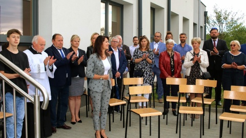 Szkoła Podstawowa imienia Leona Wyczółkowskiego we Wtelnie świętowała 1 września nie tylko nowy rok szkolny, ale i otwarcie boiska do piłki nożnej z zapleczem socjalnym. Boisko udało się zbudować dzięki między innymi pomocy Zarządu Gminy Koronowo oraz poseł Ewy Kozaneckiej, która była na uroczystym otwarciu./fot. Agnieszka Obrocka-Hoc