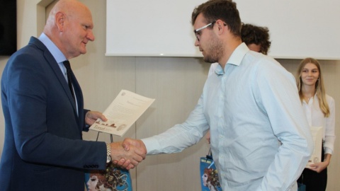 Toruńscy sportowcy, którzy przywieźli medale z prestiżowych zawodów międzynarodowych oraz ich trenerzy spotkali się z prezydentem miasta Michałem Zaleskim. Fot. UM w Toruniu