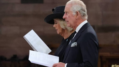 Z Pałacu Buckingham wyruszył w środę po południu (14 września) kondukt odprowadzający trumnę z ciałem królowej Elżbiety II do Pałacu Westminsterskiego, gdzie do dnia pogrzebu będzie wystawiona na widok publiczny. Za trumną szli król Karol III i inni członkowie rodziny królewskiej./fot. Liam Mc Burney/ PAP/EPA
