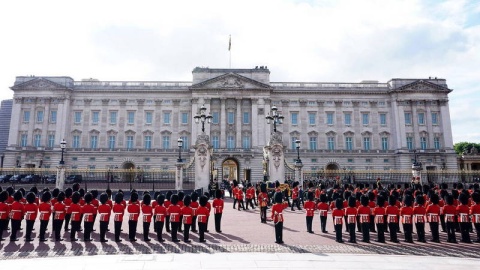 Z Pałacu Buckingham wyruszył w środę po południu (14 września) kondukt odprowadzający trumnę z ciałem królowej Elżbiety II do Pałacu Westminsterskiego, gdzie do dnia pogrzebu będzie wystawiona na widok publiczny. Za trumną szli król Karol III i inni członkowie rodziny królewskiej./fot. Ian West/PAP/PA