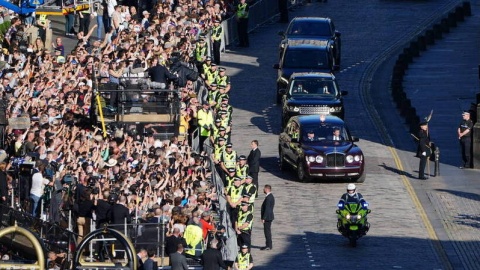 Z Pałacu Buckingham wyruszył w środę po południu (14 września) kondukt odprowadzający trumnę z ciałem królowej Elżbiety II do Pałacu Westminsterskiego, gdzie do dnia pogrzebu będzie wystawiona na widok publiczny. Za trumną idą król Karol III i inni członkowie rodziny królewskiej./fot. Jane Barlow/PAP/PA