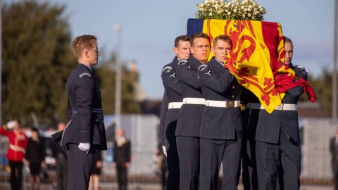 Z Pałacu Buckingham wyruszył w środę po południu (14 września) kondukt odprowadzający trumnę z ciałem królowej Elżbiety II do Pałacu Westminsterskiego, gdzie do dnia pogrzebu będzie wystawiona na widok publiczny. Za trumną szli król Karol III i inni członkowie rodziny królewskiej./fot. A/CPL Ciaron Mc Falls RAF/British Ministry of Defence/Handout/PAP/EPA