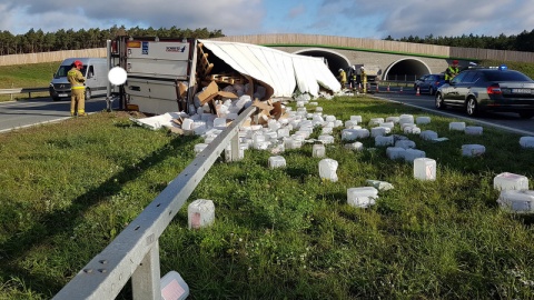 Droga S5. Na odcinku Białe Błota - Lisi Ogon przewrócił się TIR./fot. Bydgoszcz 998