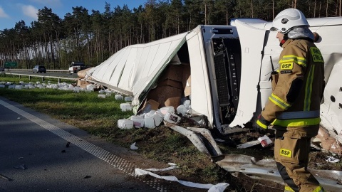 Droga S5. Na odcinku Białe Błota - Lisi Ogon przewrócił się TIR./fot. Bydgoszcz 998