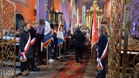 Najpierw msza w katedrze bydgoskiej, następnie złożenie kwiatów pod pomnikiem Walki i Męczeństwa - Bydgoszcz uczciła Dzień Sybiraka. W uroczystościach na Starym Rynku udział wzięli kombatanci, członkowie Związku Sybiraków, a także przedstawiciele władz samorządowych, rządowych oraz mieszkańcy i harcerze./fot. Tatiana Adonis