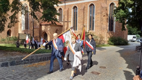 Najpierw msza w katedrze bydgoskiej, następnie złożenie kwiatów pod pomnikiem Walki i Męczeństwa - Bydgoszcz uczciła Dzień Sybiraka. W uroczystościach na Starym Rynku udział wzięli kombatanci, członkowie Związku Sybiraków, a także przedstawiciele władz samorządowych, rządowych oraz mieszkańcy i harcerze./fot. Tatiana Adonis