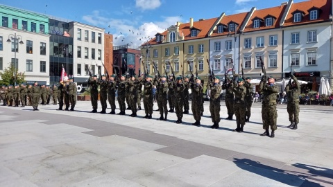 Najpierw msza w katedrze bydgoskiej, następnie złożenie kwiatów pod pomnikiem Walki i Męczeństwa - Bydgoszcz uczciła Dzień Sybiraka. W uroczystościach na Starym Rynku udział wzięli kombatanci, członkowie Związku Sybiraków, a także przedstawiciele władz samorządowych, rządowych oraz mieszkańcy i harcerze./fot. Tatiana Adonis