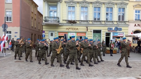 Najpierw msza w katedrze bydgoskiej, następnie złożenie kwiatów pod pomnikiem Walki i Męczeństwa - Bydgoszcz uczciła Dzień Sybiraka. W uroczystościach na Starym Rynku udział wzięli kombatanci, członkowie Związku Sybiraków, a także przedstawiciele władz samorządowych, rządowych oraz mieszkańcy i harcerze./fot. Tatiana Adonis