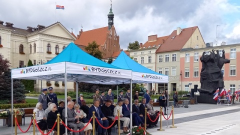 Najpierw msza w katedrze bydgoskiej, następnie złożenie kwiatów pod pomnikiem Walki i Męczeństwa - Bydgoszcz uczciła Dzień Sybiraka. W uroczystościach na Starym Rynku udział wzięli kombatanci, członkowie Związku Sybiraków, a także przedstawiciele władz samorządowych, rządowych oraz mieszkańcy i harcerze./fot. Tatiana Adonis