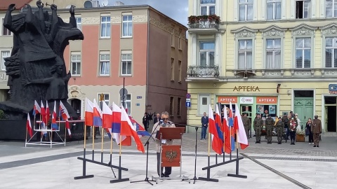 Najpierw msza w katedrze bydgoskiej, następnie złożenie kwiatów pod pomnikiem Walki i Męczeństwa - Bydgoszcz uczciła Dzień Sybiraka. W uroczystościach na Starym Rynku udział wzięli kombatanci, członkowie Związku Sybiraków, a także przedstawiciele władz samorządowych, rządowych oraz mieszkańcy i harcerze./fot. Tatiana Adonis