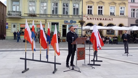 Najpierw msza w katedrze bydgoskiej, następnie złożenie kwiatów pod pomnikiem Walki i Męczeństwa - Bydgoszcz uczciła Dzień Sybiraka. W uroczystościach na Starym Rynku udział wzięli kombatanci, członkowie Związku Sybiraków, a także przedstawiciele władz samorządowych, rządowych oraz mieszkańcy i harcerze./fot. Tatiana Adonis