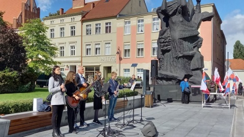 Najpierw msza w katedrze bydgoskiej, następnie złożenie kwiatów pod pomnikiem Walki i Męczeństwa - Bydgoszcz uczciła Dzień Sybiraka. W uroczystościach na Starym Rynku udział wzięli kombatanci, członkowie Związku Sybiraków, a także przedstawiciele władz samorządowych, rządowych oraz mieszkańcy i harcerze./fot. Tatiana Adonis