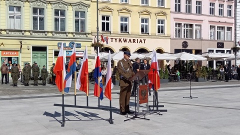 Najpierw msza w katedrze bydgoskiej, następnie złożenie kwiatów pod pomnikiem Walki i Męczeństwa - Bydgoszcz uczciła Dzień Sybiraka. W uroczystościach na Starym Rynku udział wzięli kombatanci, członkowie Związku Sybiraków, a także przedstawiciele władz samorządowych, rządowych oraz mieszkańcy i harcerze./fot. Tatiana Adonis