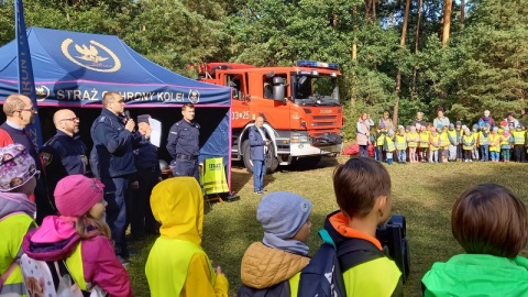 Grupa przedszkolaków i najmłodszych uczniów wzięła udział w akcji pod hasłem „Akademia Bezpieczeństwa – bezpieczna droga do szkoły 2022"./fot. Tatiana Adonis