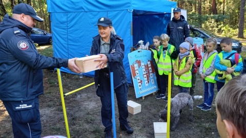 Grupa przedszkolaków i najmłodszych uczniów wzięła udział w akcji pod hasłem „Akademia Bezpieczeństwa – bezpieczna droga do szkoły 2022"./fot. Tatiana Adonis