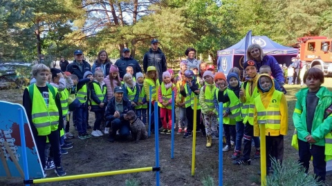 Grupa przedszkolaków i najmłodszych uczniów wzięła udział w akcji pod hasłem „Akademia Bezpieczeństwa – bezpieczna droga do szkoły 2022"./fot. Tatiana Adonis