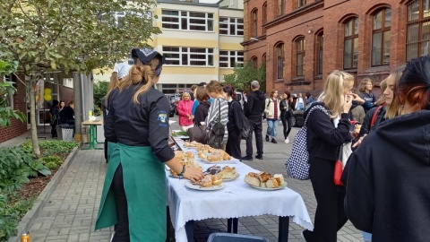 Kulinarny piknik połączony z akcją charytatywną dla 9-letniego Ignasia zorganizowano w Zespole Szkół Gastronomiczno-Hotelarskich w Bydgoszczy./fot. Tatiana Adonis