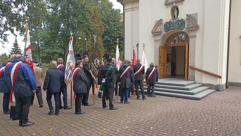 Przedstawia skromnego kapłana, a nie dumnego bohatera - pomnik błogosławionego księdza Jerzego Popiełuszki stanął przed kościołem św. Stanisława Biskupa i Męczennika w Solcu Kujawskim. W środę (28 września) dokonano uroczystego poświęcenia figury./fot. Jolanta Fischer