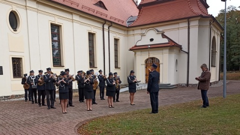 Przedstawia skromnego kapłana, a nie dumnego bohatera - pomnik błogosławionego księdza Jerzego Popiełuszki stanął przed kościołem św. Stanisława Biskupa i Męczennika w Solcu Kujawskim. W środę (28 września) dokonano uroczystego poświęcenia figury./fot. Jolanta Fischer