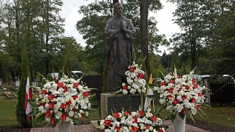 Przedstawia skromnego kapłana, a nie dumnego bohatera - pomnik błogosławionego księdza Jerzego Popiełuszki stanął przed kościołem św. Stanisława Biskupa i Męczennika w Solcu Kujawskim. W środę (28 września) dokonano uroczystego poświęcenia figury./fot. Jolanta Fischer