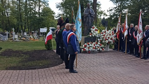 Przedstawia skromnego kapłana, a nie dumnego bohatera - pomnik błogosławionego księdza Jerzego Popiełuszki stanął przed kościołem św. Stanisława Biskupa i Męczennika w Solcu Kujawskim. W środę (28 września) dokonano uroczystego poświęcenia figury./fot. Jolanta Fischer