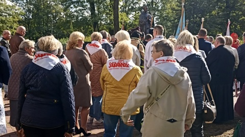 Przedstawia skromnego kapłana, a nie dumnego bohatera - pomnik błogosławionego księdza Jerzego Popiełuszki stanął przed kościołem św. Stanisława Biskupa i Męczennika w Solcu Kujawskim. W środę (28 września) dokonano uroczystego poświęcenia figury./fot. Jolanta Fischer