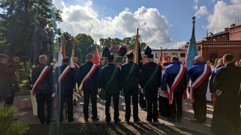 Przedstawia skromnego kapłana, a nie dumnego bohatera - pomnik błogosławionego księdza Jerzego Popiełuszki stanął przed kościołem św. Stanisława Biskupa i Męczennika w Solcu Kujawskim. W środę (28 września) dokonano uroczystego poświęcenia figury./fot. Jolanta Fischer