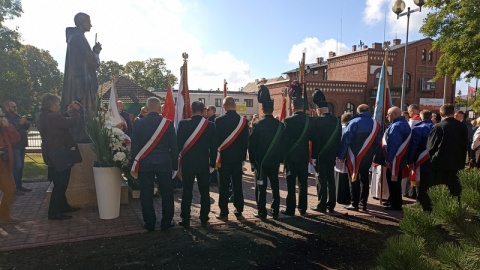 Przedstawia skromnego kapłana, a nie dumnego bohatera - pomnik błogosławionego księdza Jerzego Popiełuszki stanął przed kościołem św. Stanisława Biskupa i Męczennika w Solcu Kujawskim. W środę (28 września) dokonano uroczystego poświęcenia figury./fot. Jolanta Fischer