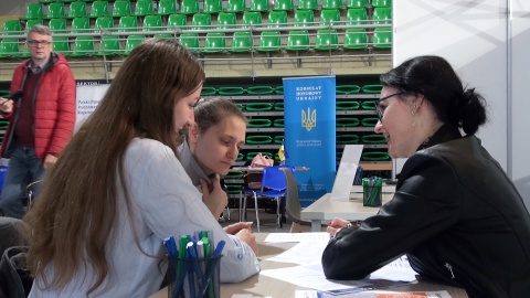 Poszukują pracy, przyszli na Targi Pracy do bydgoskiej Łuczniczki. (jw)