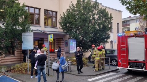 Ewakuacja poradni przy Wojewódzkim Szpitalu Dziecięcym w Bydgoszczy tuż po zgłoszeniu o pożarze./fot. Maciej Wilkowski