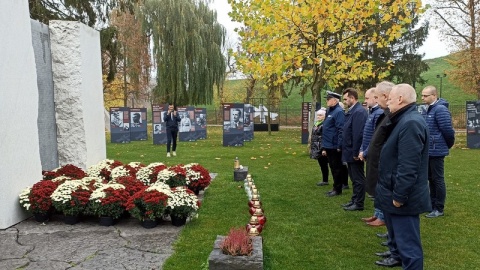 Była wspólna modlitwa, złożenie kwiatów i zapalenie zniczy. Przedstawiciele władz województwa oraz harcerze spotkali się przy pomniku Pamięci Ofiar Zbrodni Pomorskiej 1939 w Toruniu./fot. Monika Kaczyńska