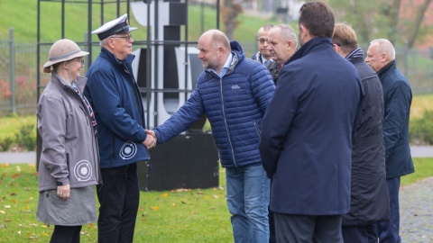 Była wspólna modlitwa, złożenie kwiatów i zapalenie zniczy. Przedstawiciele władz województwa oraz harcerze spotkali się przy pomniku Pamięci Ofiar Zbrodni Pomorskiej 1939 w Toruniu./fot. Mikołaj Kuras dla UMWKP