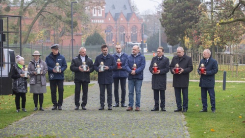 Była wspólna modlitwa, złożenie kwiatów i zapalenie zniczy. Przedstawiciele władz województwa oraz harcerze spotkali się przy pomniku Pamięci Ofiar Zbrodni Pomorskiej 1939 w Toruniu./fot. Mikołaj Kuras dla UMWKP