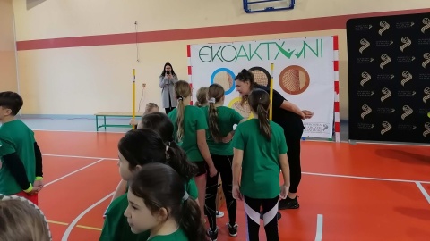 Wczoraj dzieci ze szkoły podstawowej w Żołędowie, a dziś w Łochowie koło Bydgoszczy w sportowym stylu uczyły się... segregować śmieci. To akcja „Ekoaktywni" organizowana przez Fundację Aktywnego Rozwoju./fot. Monika Siwak