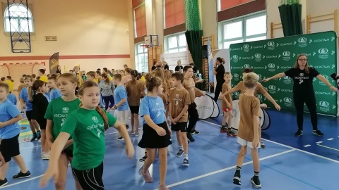 Wczoraj dzieci ze szkoły podstawowej w Żołędowie, a dziś w Łochowie koło Bydgoszczy w sportowym stylu uczyły się... segregować śmieci. To akcja „Ekoaktywni" organizowana przez Fundację Aktywnego Rozwoju./fot. Monika Siwak