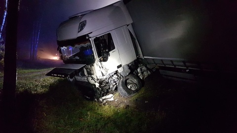 Na wysokości Emilianowa samochód osobowy z przyczepą uderzył w samochód ciężarowy z naczepą./fot. Bydgoszcz998