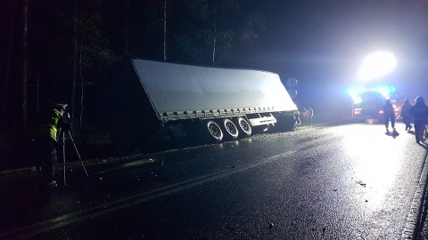 Na wysokości Emilianowa samochód osobowy z przyczepą uderzył w samochód ciężarowy z naczepą./fot. Bydgoszcz998