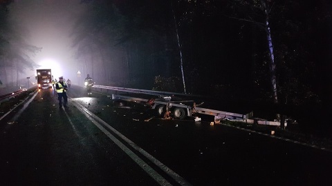 Na wysokości Emilianowa samochód osobowy z przyczepą uderzył w samochód ciężarowy z naczepą./fot. Bydgoszcz998