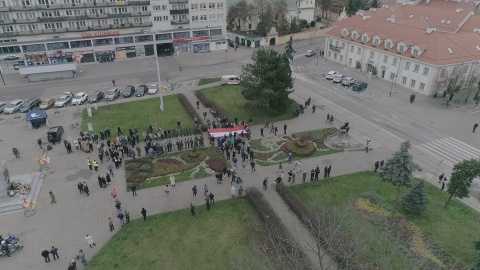 Z okazji Święta Niepodległości we Włocławku rozwinięta została 100-metrowa flaga państwowa./fot. (jw)