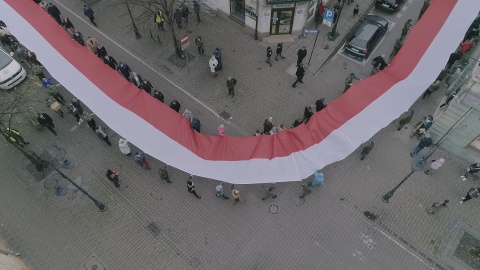 Z okazji Święta Niepodległości we Włocławku rozwinięta została 100-metrowa flaga państwowa./fot. (jw)