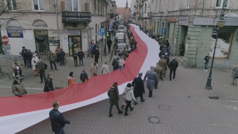 Z okazji Święta Niepodległości we Włocławku rozwinięta została 100-metrowa flaga państwowa./fot. (jw)