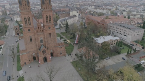 Z okazji Święta Niepodległości we Włocławku rozwinięta została 100 - metrowa flaga państwowa./fot. (jw)