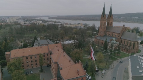 Z okazji Święta Niepodległości we Włocławku rozwinięta została 100 - metrowa flaga państwowa./fot. (jw)